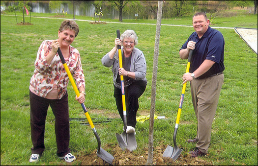 IUCU plants a tree