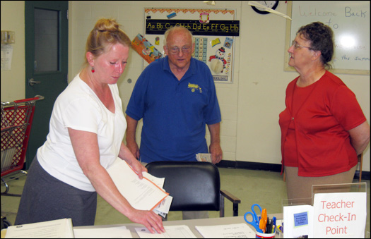 IUCU volunteers at Teachers Warehouse